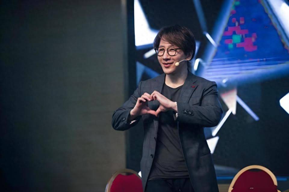 到一年“不良嗜好”已戒掉却略显憔悴瓦力棋牌试玩可喜可贺！刘谦抗癌不(图22)